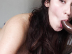 Мулат отымел на кровати беременную сисястую шатенку и кончил в киску