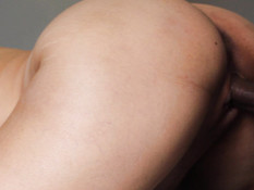 Мулат отымел на кровати беременную сисястую шатенку и кончил в киску