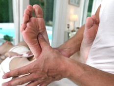 Небритый мужик отодрал грудастую русскую милфу и обкончал её ступни