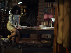 Сиськастая русская тёлка с кудрявыми волосами отсосала и дала в киску