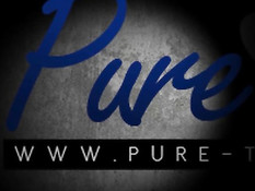 Лысый мужик отпердолил на кровати молодого рыжеволосого транса с тату