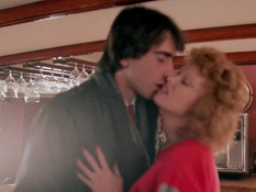 Кудрявая зрелая блондинка с большими сиськами трахается с любовником