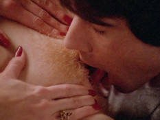 Кудрявая зрелая блондинка с большими сиськами трахается с любовником