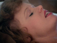 Возбуждённый мужик отымел в волосатую пизду грудастую белокурую даму