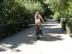 Девушка с большой грудью жадно сосёт член и получает сперму на язык