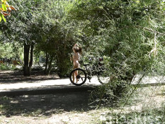 Девушка с большой грудью жадно сосёт член и получает сперму на язык