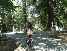 Девушка с большой грудью жадно сосёт член и получает сперму на язык