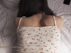 Снял трусики с молодой сиськастой подружки и засадил член в её киску