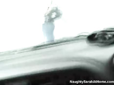 Horny babe blows in car